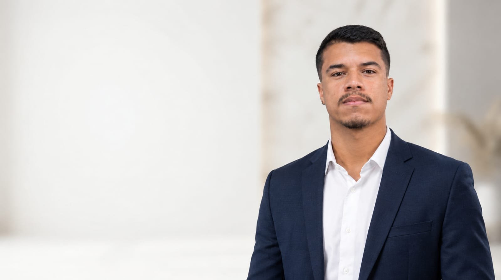 Lucas Matheus em retrato profissional, usado como imagem de apresentação