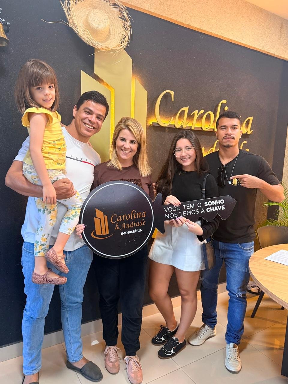 Lucas Matheus e equipe da Carolina e Andrade Imóveis