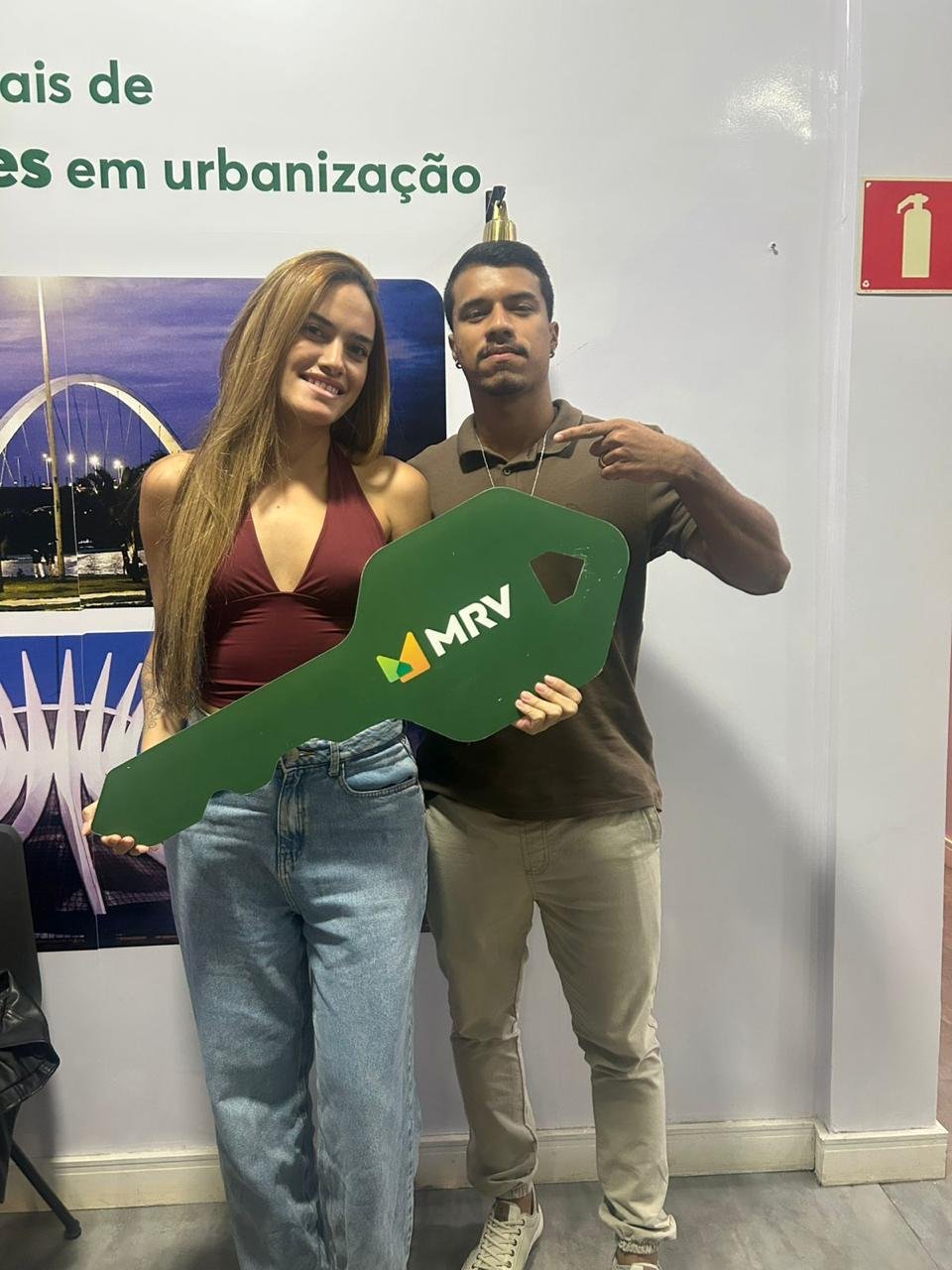 Lucas com cliente após a compra do imóvel